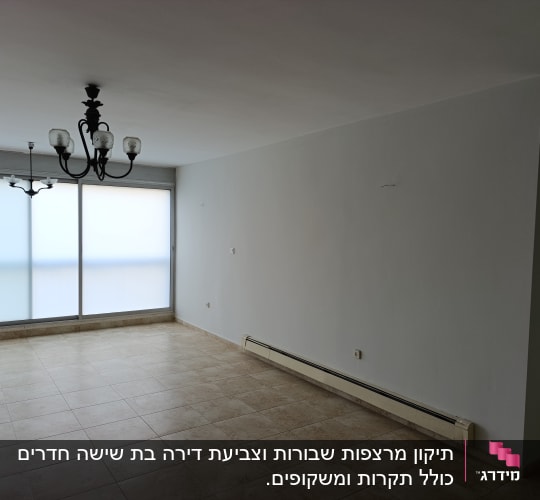 חדר ריק עם קירות צבועים ותאורה על התקרה